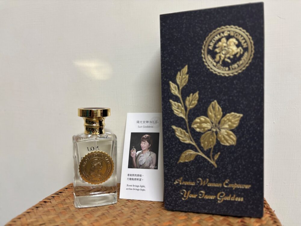AROMA WOMAN 陽光女神香水瓶身、禮盒與商品卡