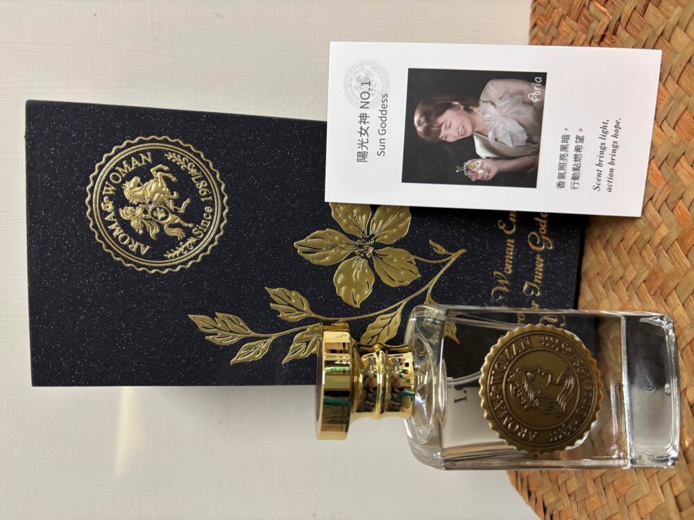 AROMA WOMAN 陽光女神香水 50mL 禮盒、商品卡與瓶身